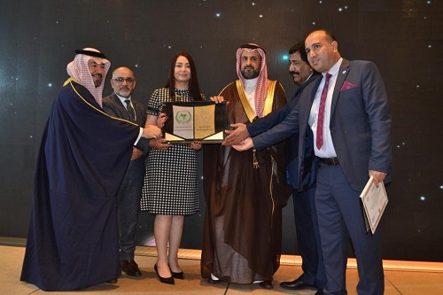 أبوغزاله يحصل على الجائزة الدولية لصناع التنمية والسلام العادل في دبي